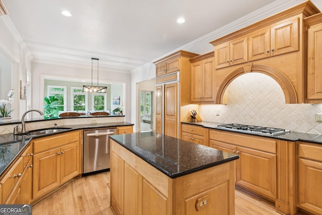 952 Moores Walk Ln, Suwanee, GA 30024 - kitchen with appliances with stainless steel finishes, a sink, light wood-type flooring, a kitchen island, and tasteful backsplash