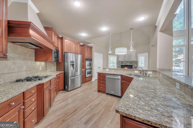 3451 Falls Branch Ct, Buford, GA 30519 - kitchen featuring stainless steel appliances, a sink, tasteful backsplash, light wood-type flooring, and vaulted ceiling