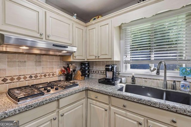 1487 W Bend Creek Ct, Atlanta, GA 30338 - kitchen featuring a sink, under cabinet range hood, stainless steel gas cooktop, and decorative backsplash