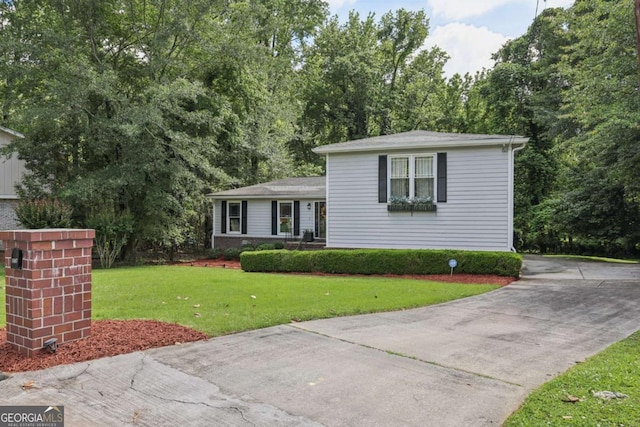 1487 W Bend Creek Ct, Atlanta, GA 30338 - tri-level home featuring a front yard and driveway