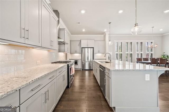 993 Harvest Park Ln, Suwanee, GA 30024 - kitchen featuring stainless steel appliances, crown molding, backsplash, dark wood-style floors, and hanging light fixtures