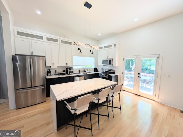 123 Dahlgren St SE, Atlanta, GA 30317 - kitchen featuring appliances with stainless steel finishes, plenty of natural light, a sink, a breakfast bar area, and recessed lighting