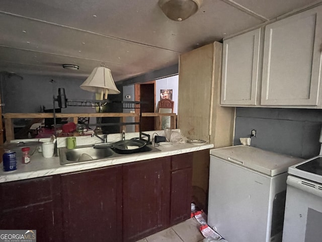 243 Lakeside Trl, Martin, GA 30557 - kitchen featuring a sink, light countertops, fridge, and electric range