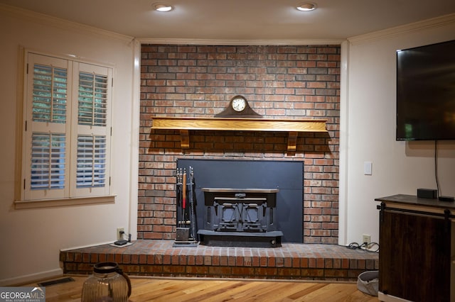 323 Mccartan Trl, Clarkesville, GA 30523 - detailed view of wood finished floors, crown molding, a brick fireplace, baseboards, and recessed lighting