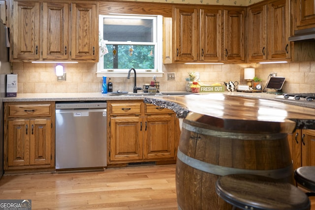323 Mccartan Trl, Clarkesville, GA 30523 - kitchen featuring appliances with stainless steel finishes, a sink, brown cabinetry, and light countertops