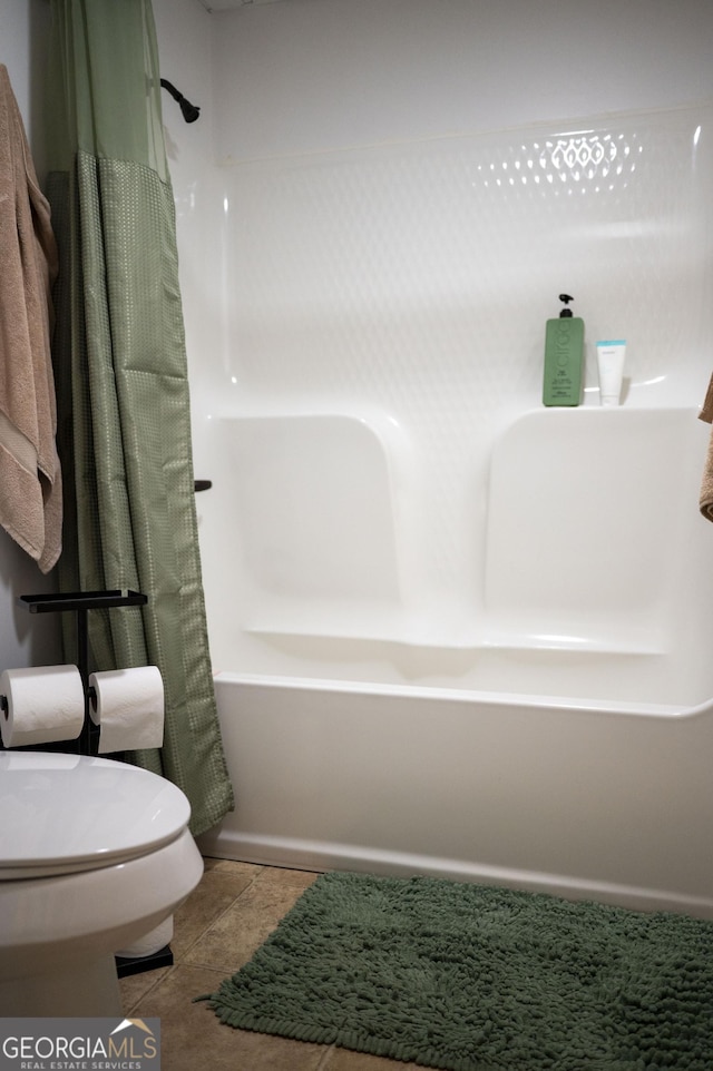 323 Mccartan Trl, Clarkesville, GA 30523 - bathroom with toilet and shower / bathtub combination with curtain