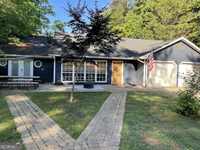 211 Groveland Dr, Peachtree City, GA 30269 - ranch-style house featuring an attached garage, a shingled roof, and a front lawn