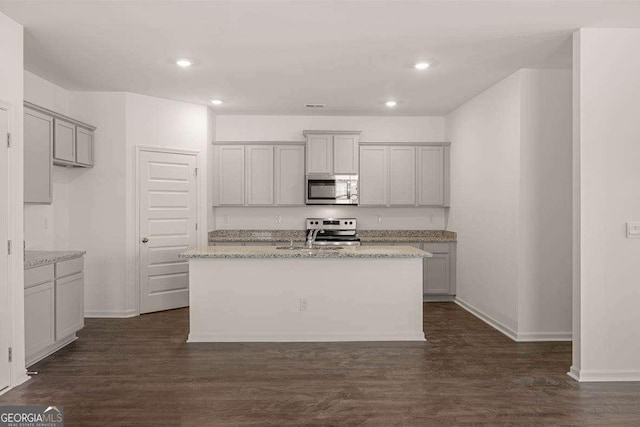 11884 Aukerman Way, Hampton, GA 30228 - kitchen featuring stainless steel appliances, baseboards, gray cabinets, and recessed lighting