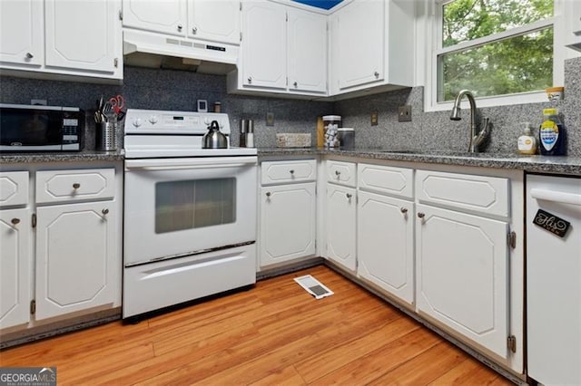 141 Mills Creek Path, Hiram, GA 30141 - kitchen featuring white appliances, under cabinet range hood, dark countertops, and white cabinetry