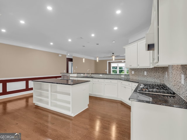 302 Burberry Ct, Griffin, GA 30223 - kitchen featuring open shelves, a peninsula, ceiling fan, a sink, and white cabinets