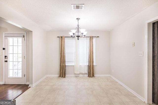 76 Duke Ln, Kathleen, GA 31047 - unfurnished room featuring a chandelier, plenty of natural light, and a textured ceiling