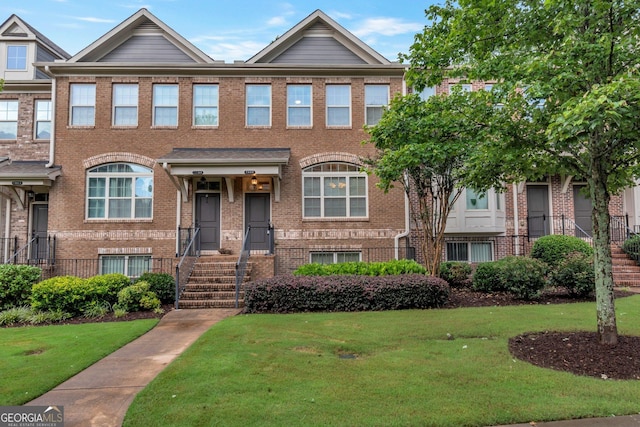 7850 Willoughby Ct, Alpharetta, GA 30005 - townhome / multi-family property featuring a front lawn and brick siding