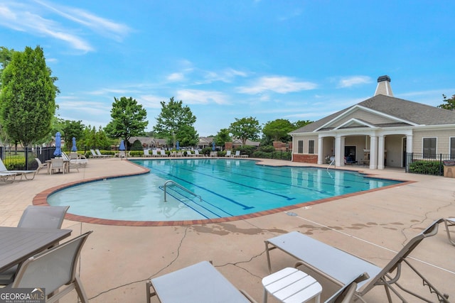 7850 Willoughby Ct, Alpharetta, GA 30005 - community pool featuring a patio