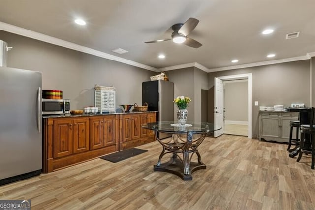 37 Retreat Rdg, Cartersville, GA 30120 - kitchen featuring appliances with stainless steel finishes, light wood-style floors, ceiling fan, ornamental molding, and recessed lighting