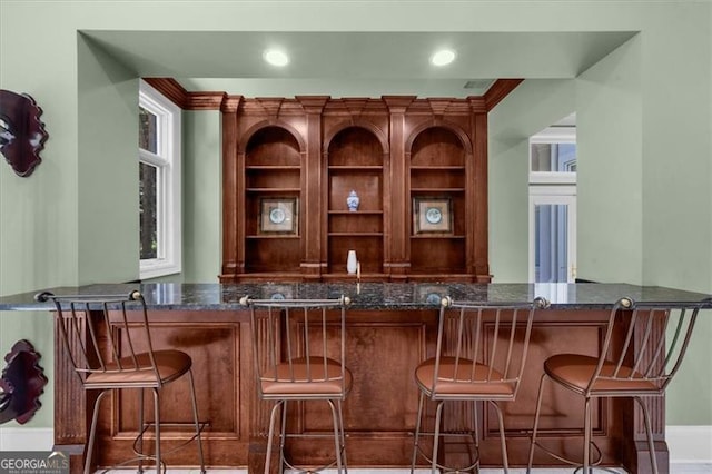 9005 Old Southwick Pass, Alpharetta, GA 30022 - bar featuring baseboards