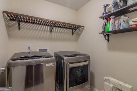 5535 Bright Cross Way, Suwanee, GA 30024 - laundry area featuring washing machine and clothes dryer and baseboards