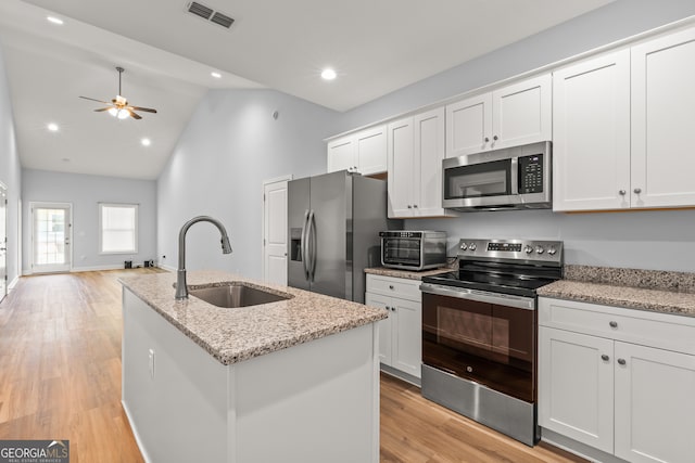118 Lenox Cir, Lagrange, GA 30241 - kitchen featuring stainless steel appliances, a sink, an island with sink, a ceiling fan, and white cabinetry