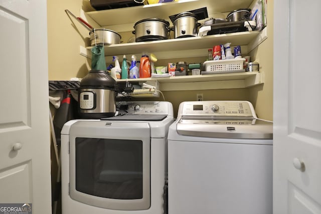 83 Pinewood Ln, Allenhurst, GA 31301 - laundry area featuring washing machine and clothes dryer