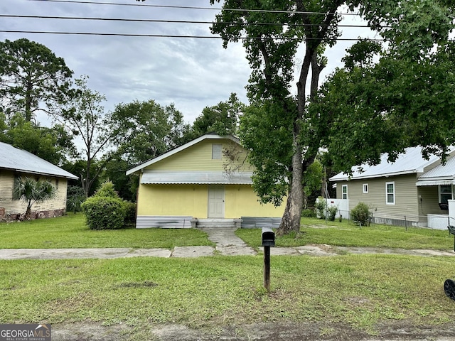310 Butler St, Waycross, GA 31501 - view of front facade with a front yard