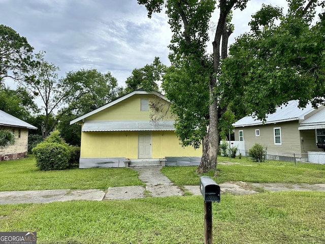 310 Butler St, Waycross, GA 31501 - view of front facade with a front lawn