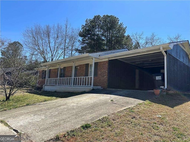 726 Shoreline Trl SE, Conyers, GA 30094 - single story home with driveway, a porch, brick siding, an attached carport, and a front yard