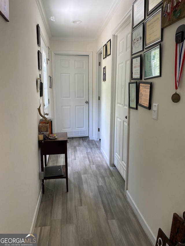 1667 Richard Moore Rd, Dublin, GA 31021 - hall featuring dark wood-style floors, crown molding, and baseboards