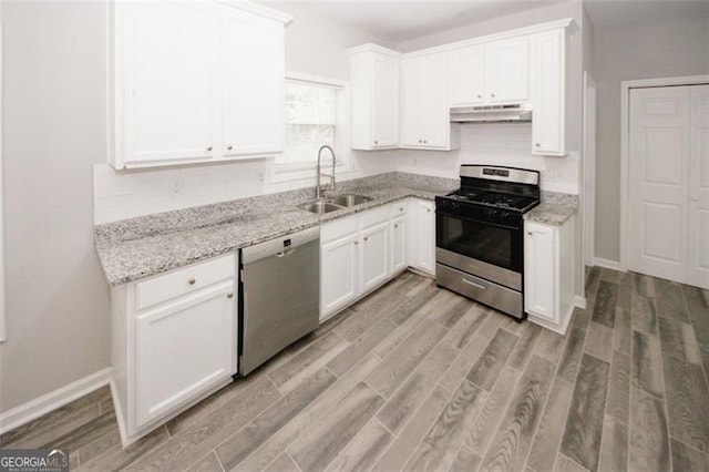 365 Hunt Crk, Acworth, GA 30101 - kitchen with appliances with stainless steel finishes, under cabinet range hood, a sink, and light wood-style flooring