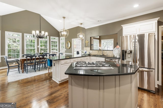 10530 Tuxford Dr, Alpharetta, GA 30022 - kitchen with appliances with stainless steel finishes, a chandelier, a peninsula, dark wood-type flooring, and lofted ceiling