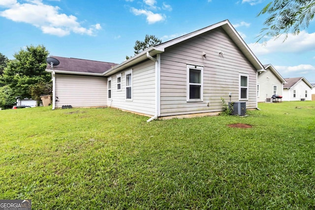 1147 Dunivin Dr, Jonesboro, GA 30238 - back of property featuring a yard