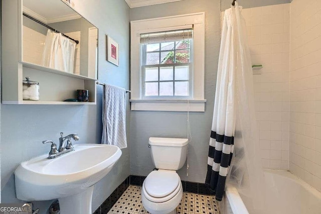 1134 Jefferson Ave, East Point, GA 30344 - full bathroom featuring shower / tub combo and crown molding