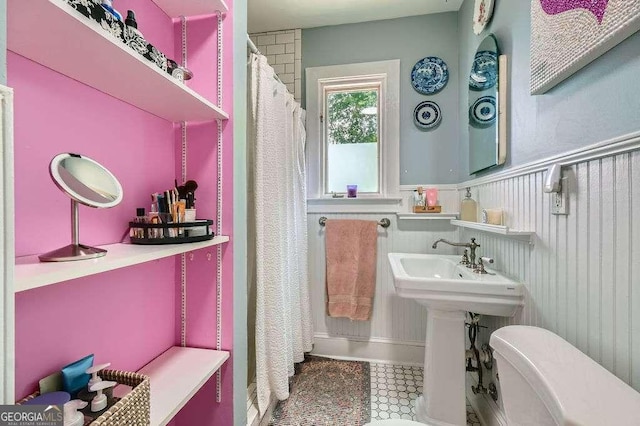 1134 Jefferson Ave, East Point, GA 30344 - full bathroom featuring a wainscoted wall and curtained shower