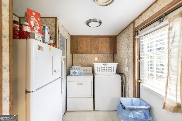 912 Druid St, Dublin, GA 31021 - laundry area with independent washer and dryer and wallpapered walls