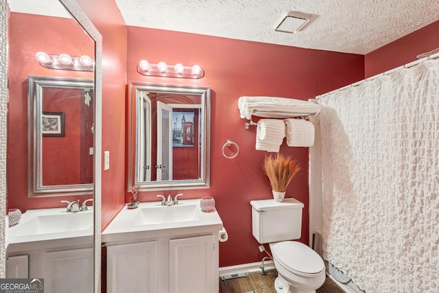 4467 Pineridge Cir, Atlanta, GA 30338 - full bath with vanity, a textured ceiling, a shower with curtain, and wood finished floors