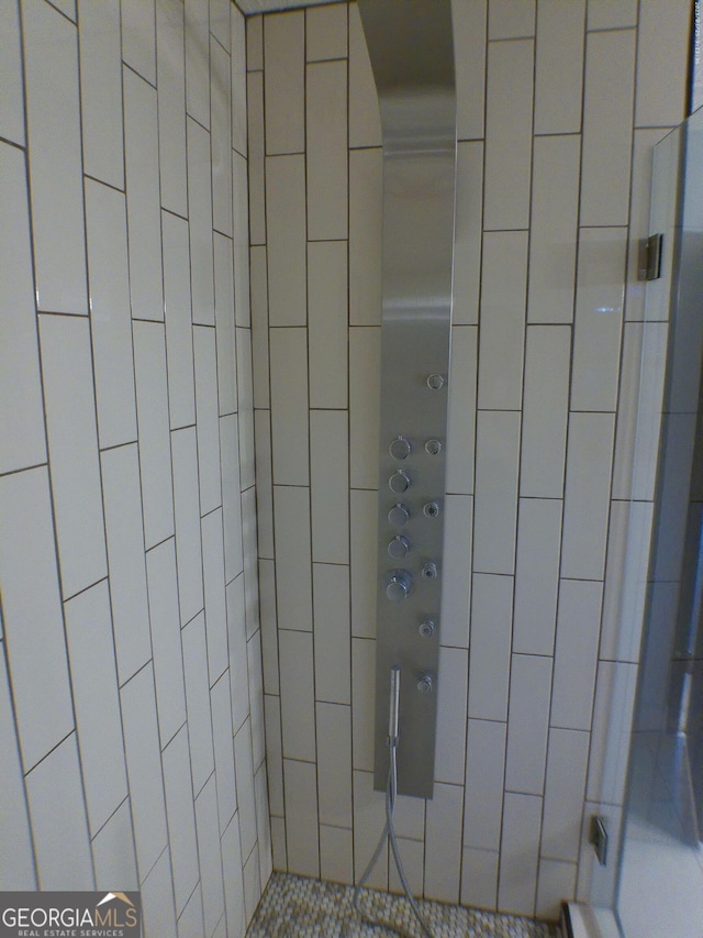 5741 Wolf Laurel Ln SW, Lilburn, GA 30047 - bathroom with a tile shower