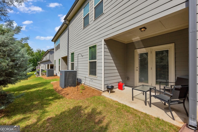 5615 Parkview Ln, Flowery Branch, GA 30542 - rear view of property featuring a yard and a patio