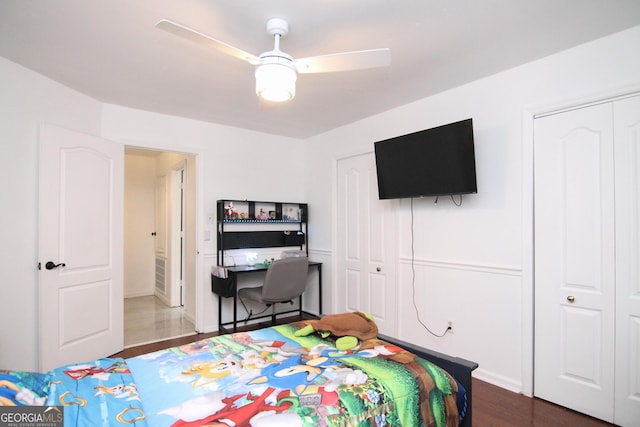 711 Main St, Byron, GA 31008 - bedroom with dark wood-style flooring, a closet, and a ceiling fan