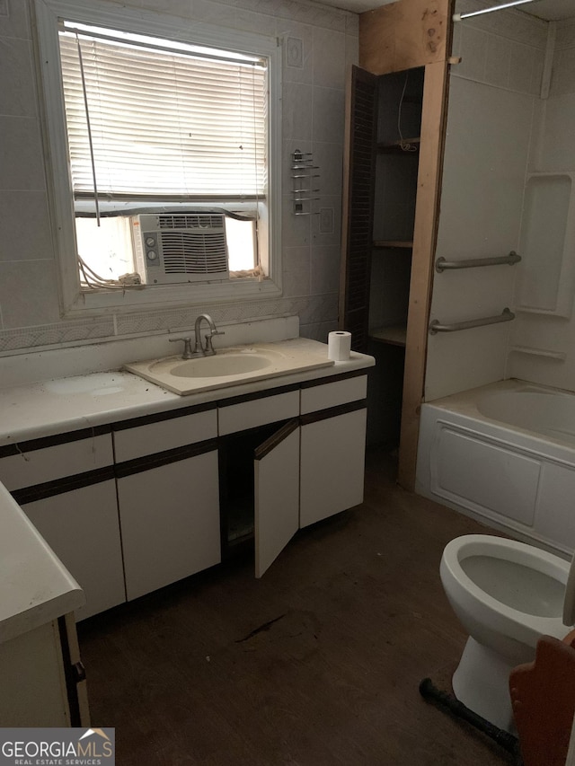 2712 Maple Rd SE, Rome, GA 30161 - full bath featuring vanity, wood finished floors, shower / washtub combination, and cooling unit