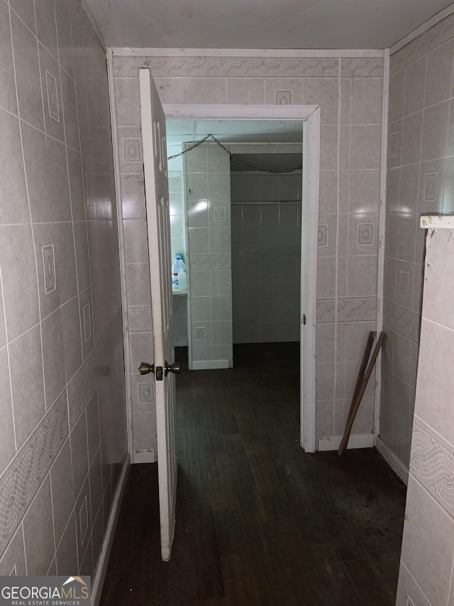 2712 Maple Rd SE, Rome, GA 30161 - bathroom featuring tile walls and wood-type flooring