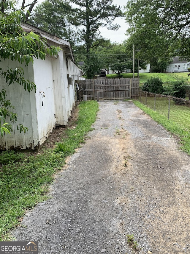 2712 Maple Rd SE, Rome, GA 30161 - view of street featuring a gate