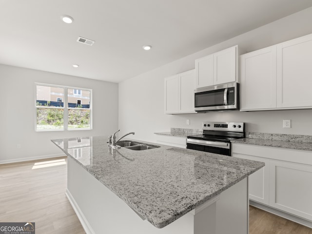 504 Oak View Ln, Dallas, GA 30157 - kitchen featuring stainless steel appliances, light wood-type flooring, an island with sink, white cabinetry, and recessed lighting