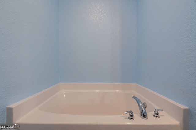 410 Meadowbend Cir, Athens, GA 30606 - bathroom featuring a textured wall and a garden tub