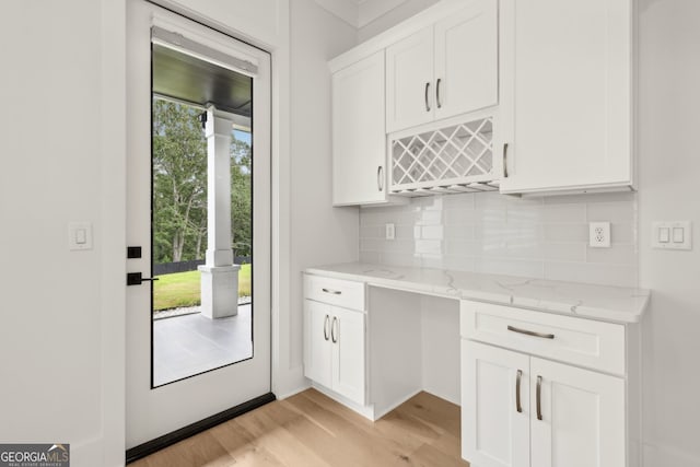 3735 Hamilton Mill Rd, Buford, GA 30519 - bar with light wood-style flooring and tasteful backsplash
