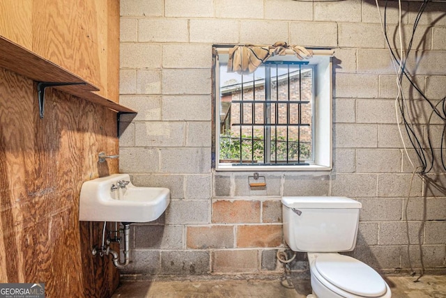 1260 Fork Creek Trl, Decatur, GA 30033 - half bath featuring toilet and concrete block wall