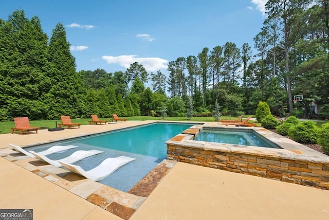 560 Arcaro Dr, Milton, GA 30004 - swimming pool with an in-ground hot tub and a patio