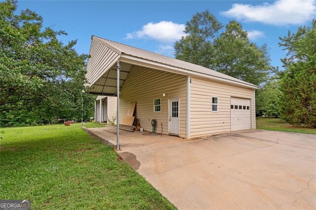 2333 Old Newnan Rd, Carrollton, GA 30116 - garage with concrete driveway