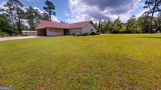 26 Ben Blvd, Swainsboro, GA 30401 - view of side of home with a lawn and driveway