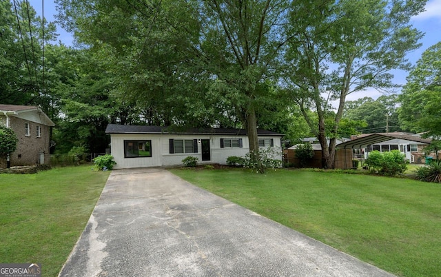 6402 Kensington Ct, Austell, GA 30106 - ranch-style home featuring driveway and a front yard