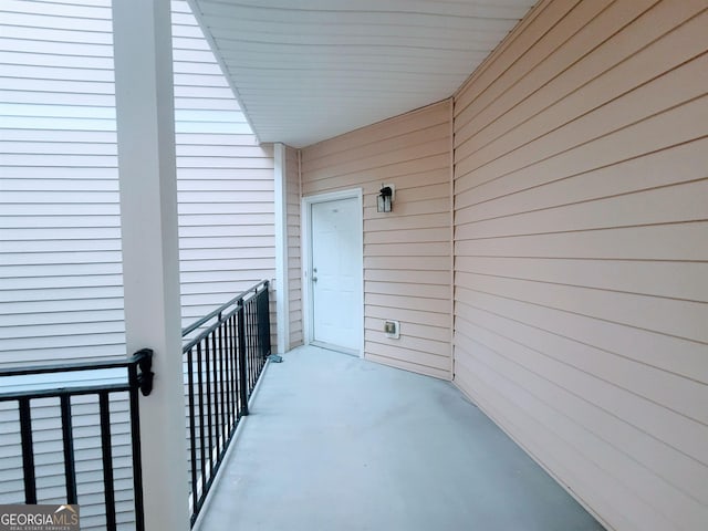 1392 Orchard Park Dr, Stone Mountain, GA 30083 - entrance to property featuring a balcony