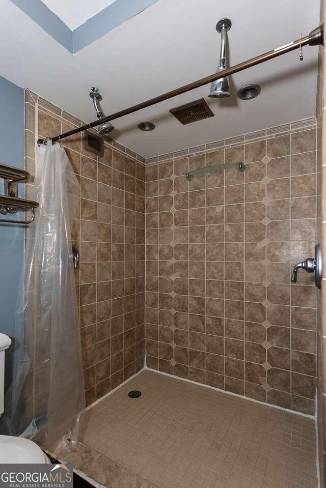 375 Ralph Mcgill Blvd NE Unit 1701, Atlanta, GA 30312 - bathroom with a tile shower and toilet