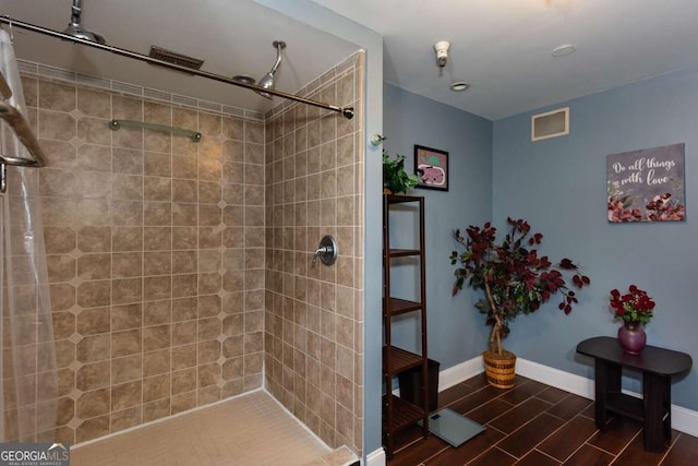 375 Ralph Mcgill Blvd NE Unit 1701, Atlanta, GA 30312 - bathroom featuring a tile shower and wood finish floors